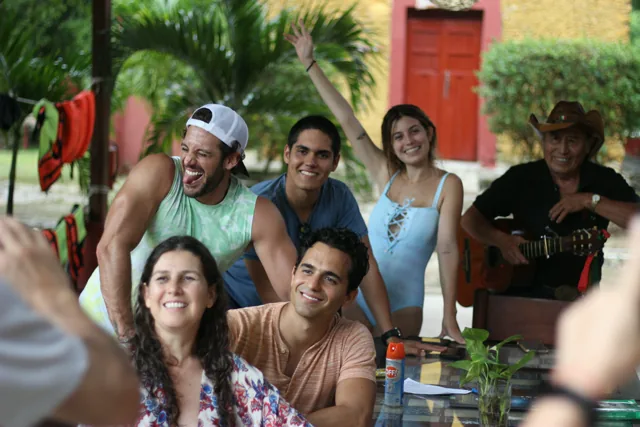 Guests smiling together beside a guitarist at Hacienda San Gerónimo