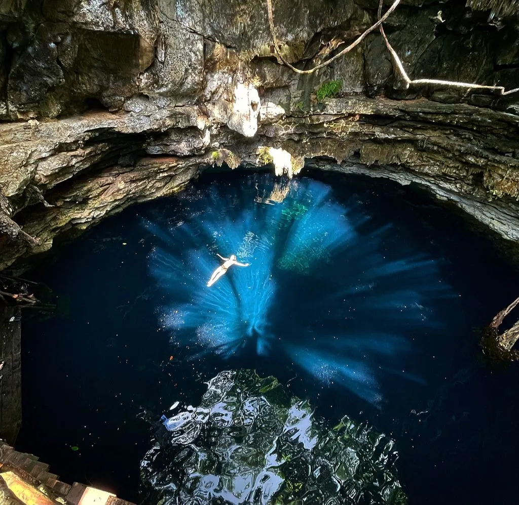 Visitante descansando tranquilamente en un cenote